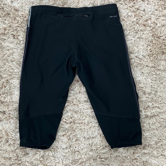 Nike Black Performance Capris‎ - Picture 2 of 9